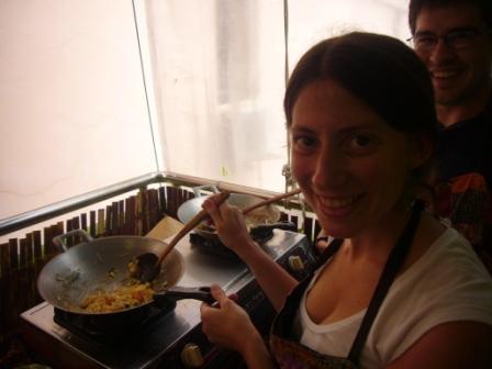 Lali preparando Pad Thai en curso de cocina en Silom