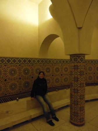 Lali en los baños de la Mezquita Hassan II