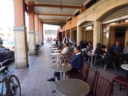 Bares con los hombres (únicamente) sentados mirando a la calle es un espectáculo típico en los bares tradicionales de todas las ciudades de Marruecos