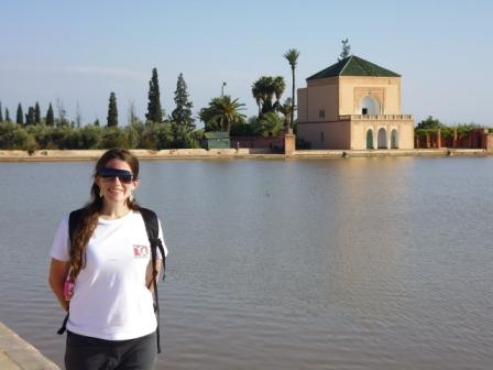 Lali en lago del Jardín Menara en Marrakech (foto clásica del Jardín Menara)