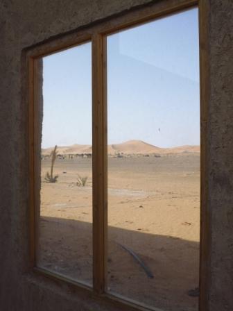 Ventana del hotel que daba al desierto. Era impresionante estar en una instalación con todas las comodidades y tener tan hermosa vista.