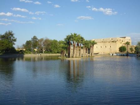 Lago artificial en parque en Fez