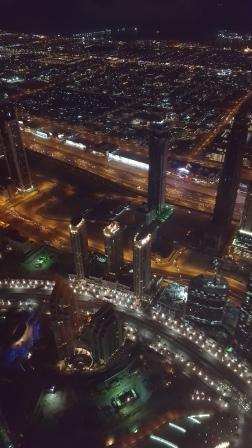 Vista de Dubai nocturna desde el observatorio del Burj Khalifa