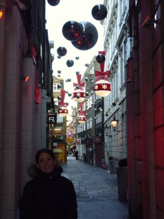 Lali en Londres en plena época navideña en la que las calles estaban adornadas acorde a la época