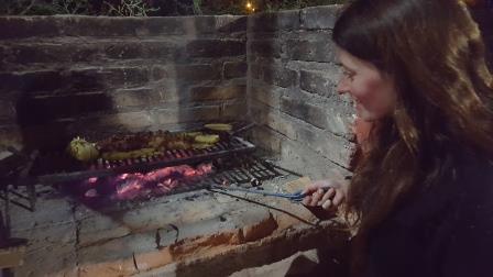 La Rioja - Villa Unión - Lali preparando un rico asado